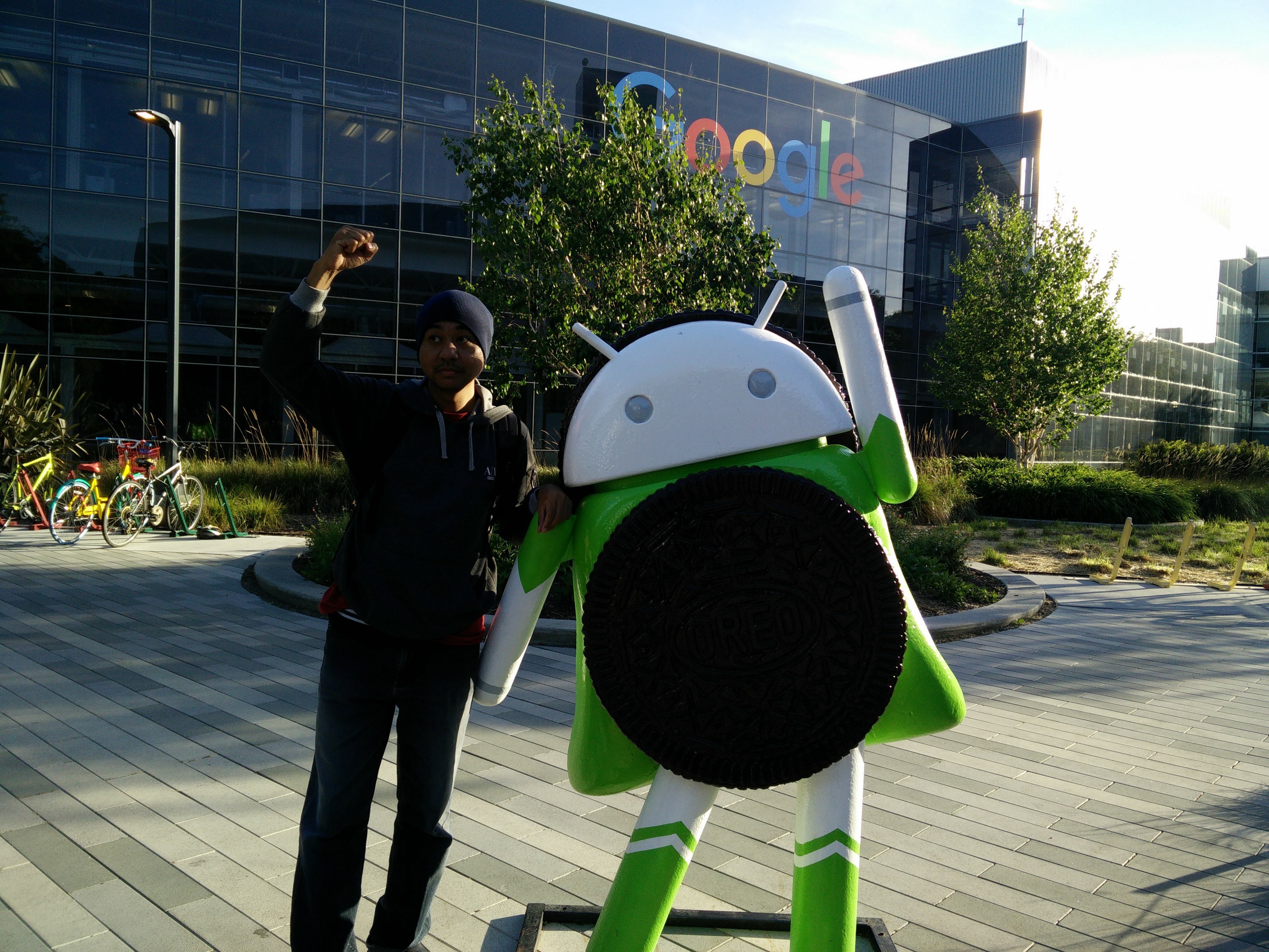 Bersama maskot Android Oreo