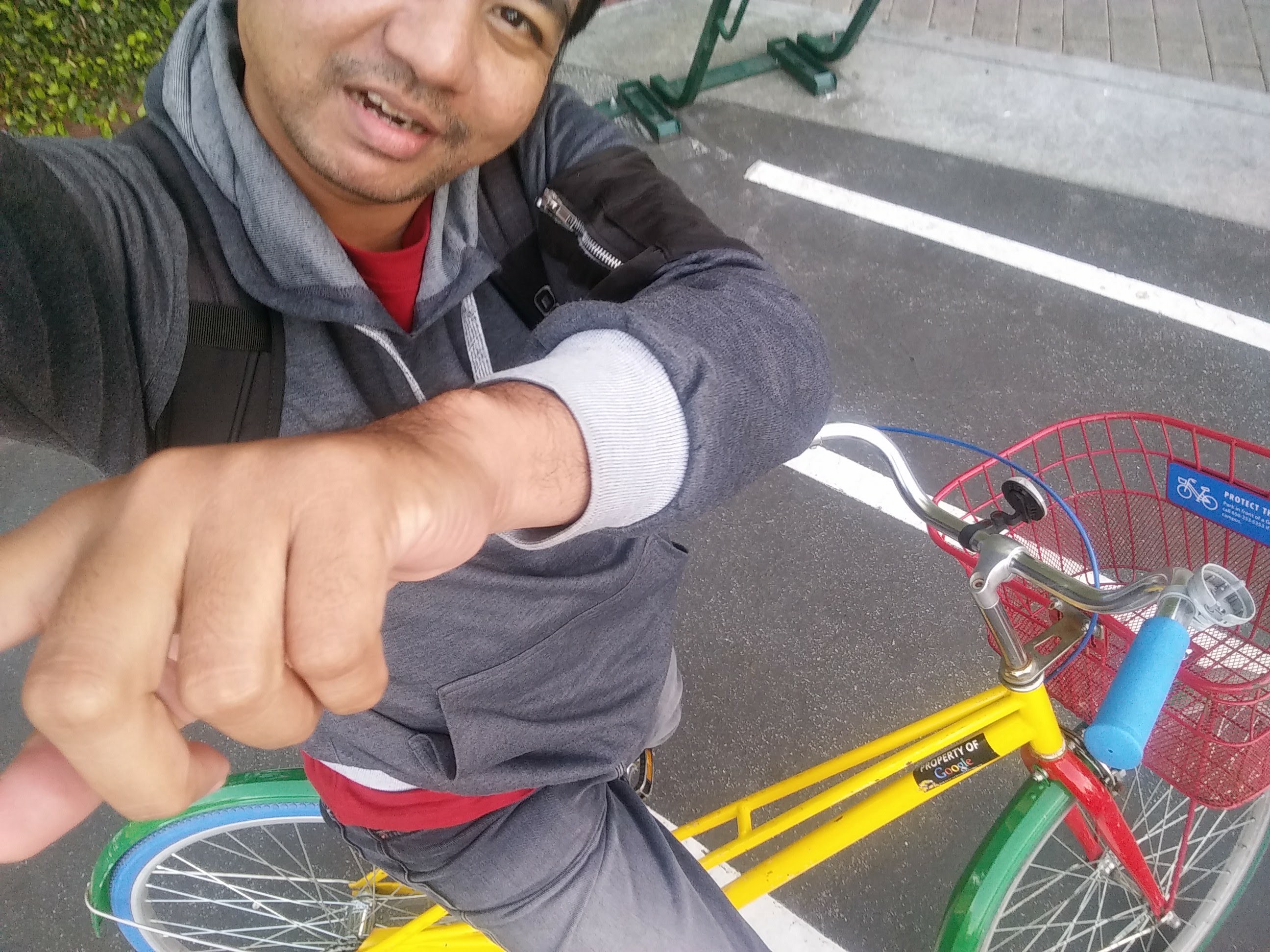 Sulitnya mengendari sepeda sambil selfie.