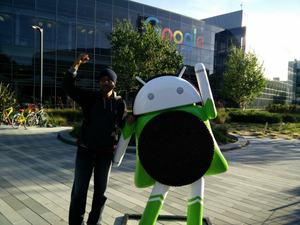 Bersama maskot Android Oreo