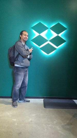 Didepan kantor Dropbox