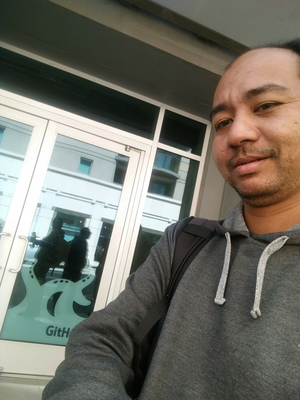 Didepan kantor GitHub